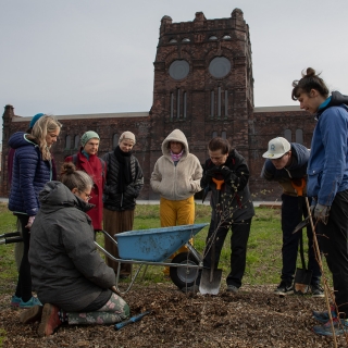 Společná výsadba dřevin v zahradě (5p) | brigáda a vzdělávání